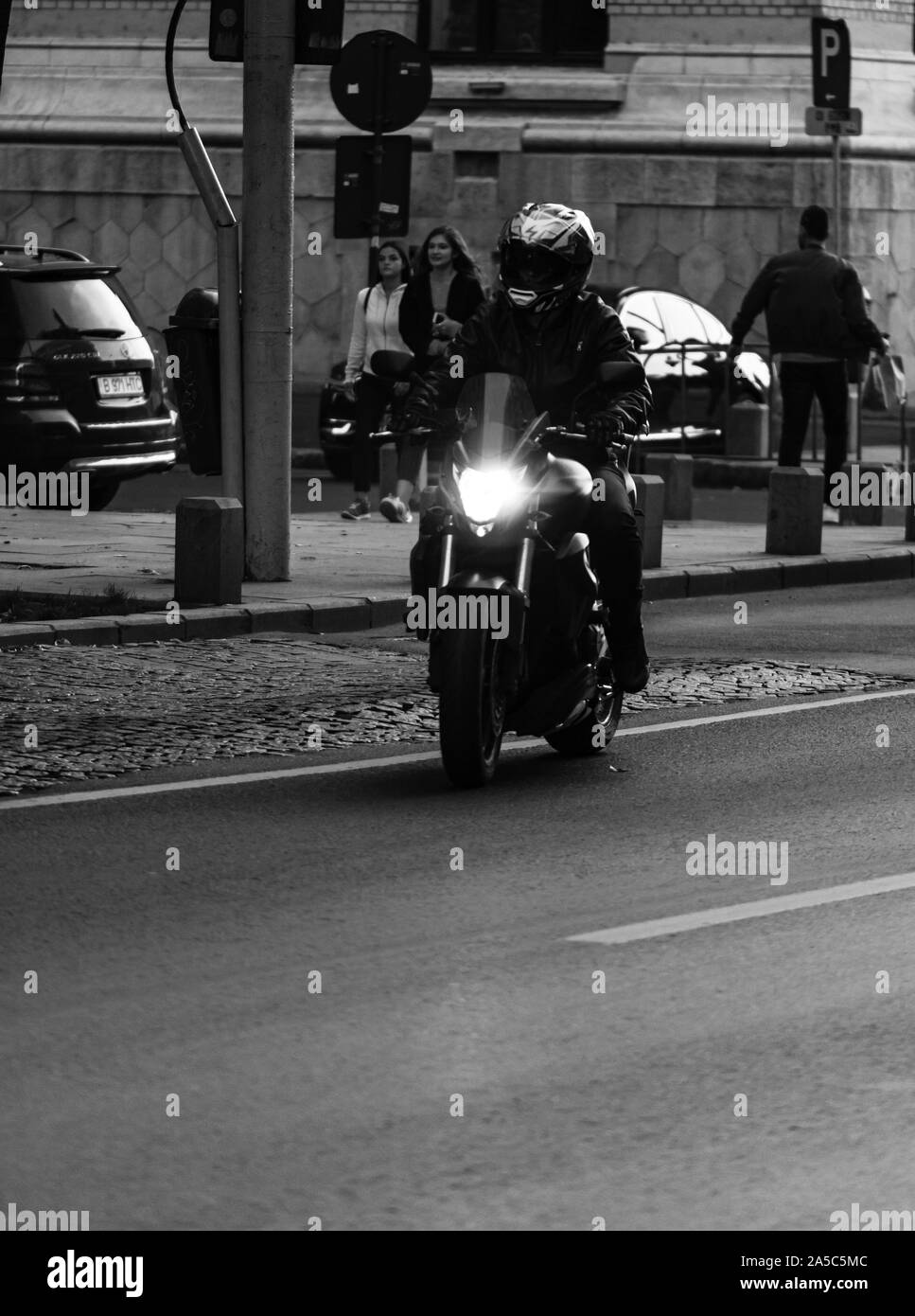 Foto in bianco e nero di un motociclo nel traffico di Bucarest, Romania, 2019 Foto Stock