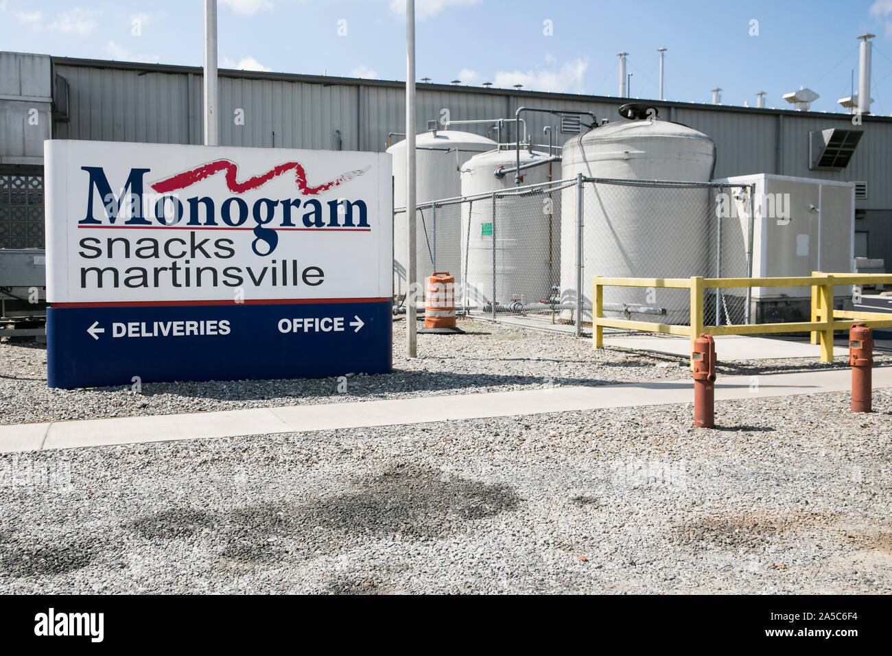 Un segno del logo al di fuori di una struttura occupata dal monogramma snack, una divisione del monogramma di alimenti in Martinsville, Virginia, il 15 settembre 2019. Foto Stock
