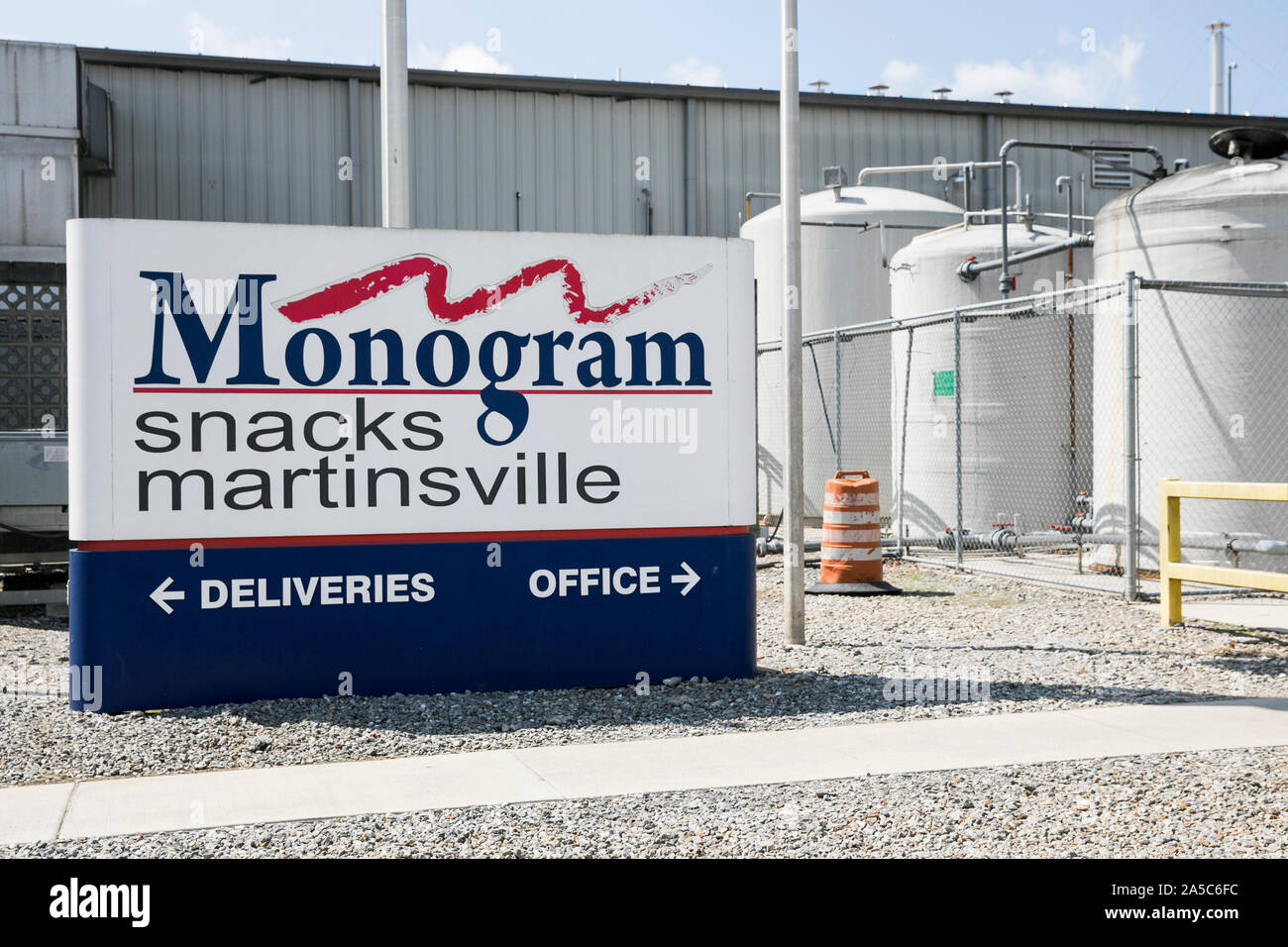 Un segno del logo al di fuori di una struttura occupata dal monogramma snack, una divisione del monogramma di alimenti in Martinsville, Virginia, il 15 settembre 2019. Foto Stock
