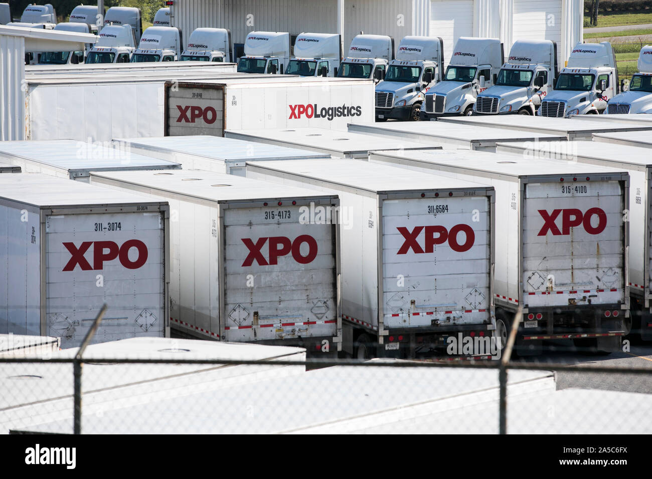 XPO Logistica semi-rimorchio camion e rimorchi ad un impianto di trasporto merci di Roanoke, Virginia, il 15 settembre 2019. Foto Stock
