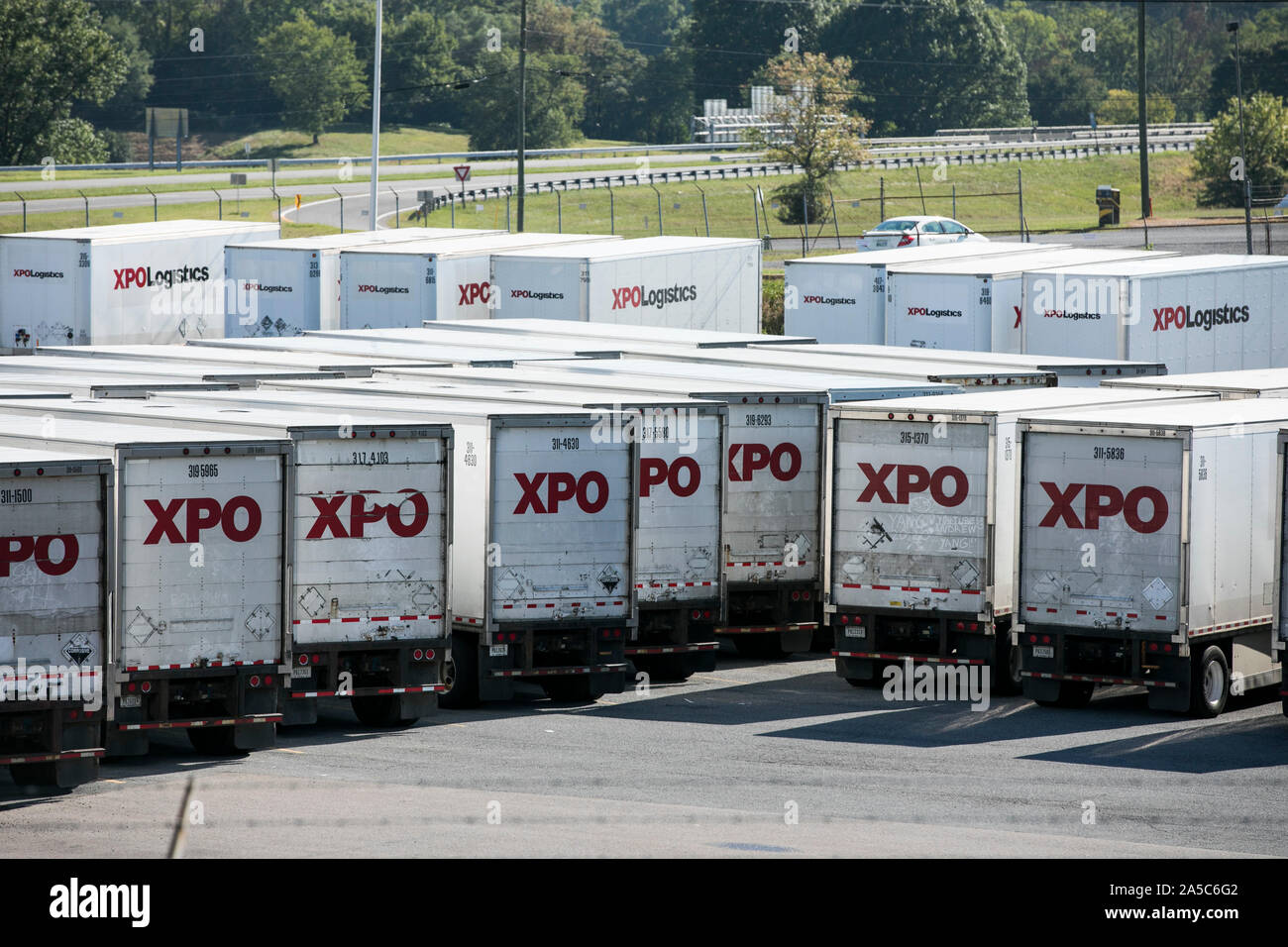 XPO Logistica semi-rimorchio camion e rimorchi ad un impianto di trasporto merci di Roanoke, Virginia, il 15 settembre 2019. Foto Stock