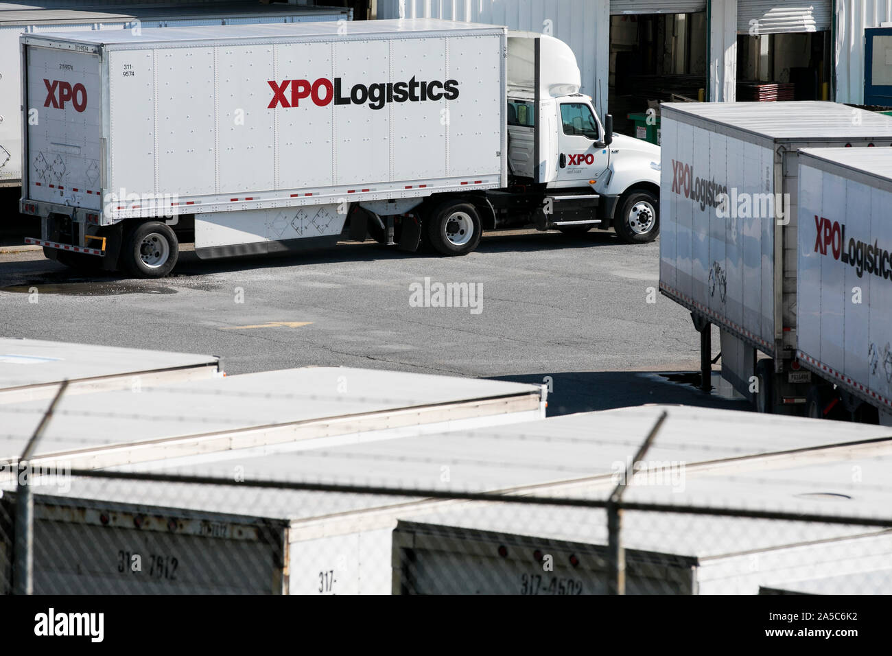 XPO Logistica semi-rimorchio camion e rimorchi ad un impianto di trasporto merci di Roanoke, Virginia, il 15 settembre 2019. Foto Stock