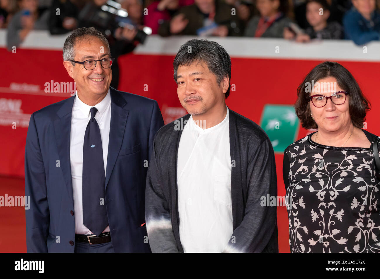 Roma Italia. Il 19 ottobre 2019. Il direttore Kore-eda Hirokazu passeggiate sul tappeto rosso della festa del cinema di Roma, presso l Auditorium Parco della Musica il 19 ottobre 2019. Credito: Gennaro Leonardi / Alamy Foto Stock