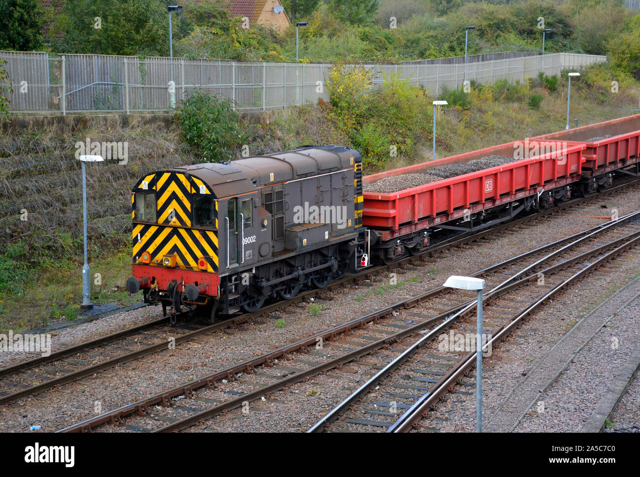 Classe 09 diesel 09002 derivatore funzionante a Whitemoor Freight Yard in marzo, Cambridgeshire, Ottobre 2019 Foto Stock