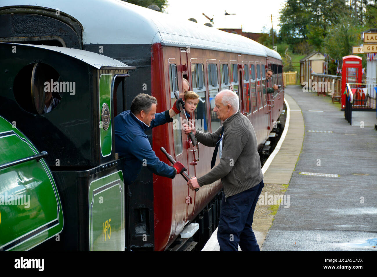 Driver e protezione con Conserve di 0-4-0 locomotiva a vapore "Eustace via' a Northampton e Lamport Railway Autunno Gala, REGNO UNITO Foto Stock