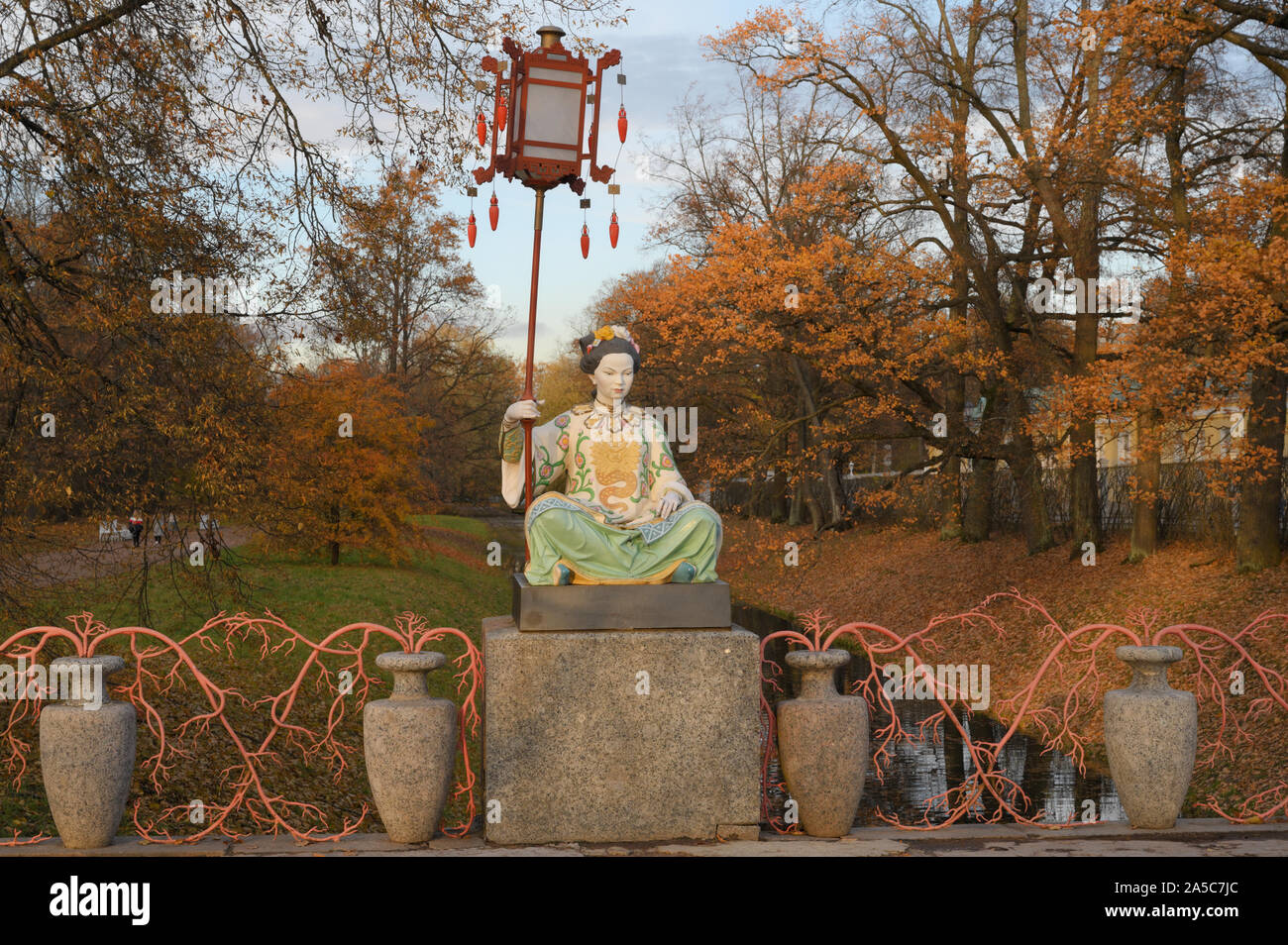 Grande ponte cinese in Alexander Park, Carskoe Selo, Pushkin, nei pressi di San Pietroburgo, Russia Foto Stock