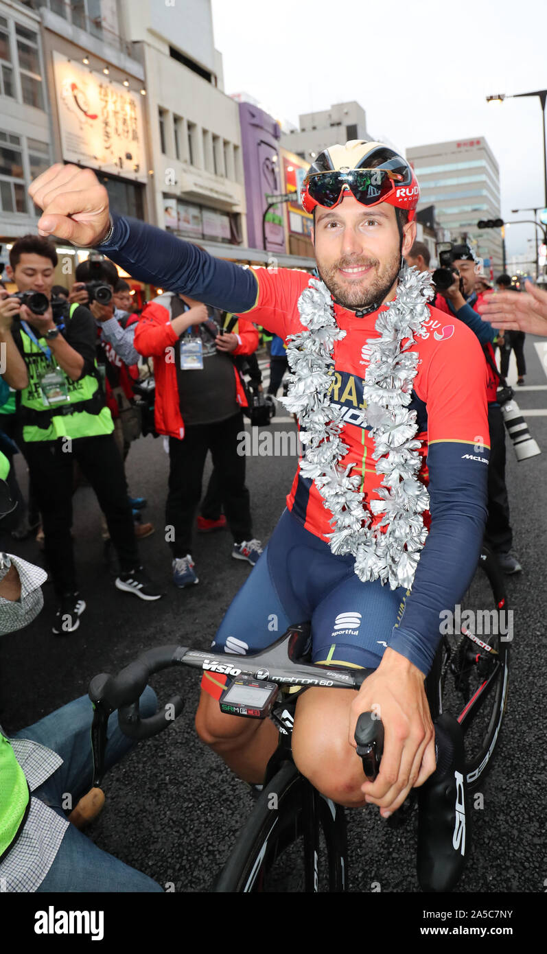 Utsunomiya, Giappone. Xix oct, 2019. Ciclista italiano Sonny Colbrelli del Bahrain Merida getta il suo braccio nell'aria dopo la Japan Cup criterium in Utsunomiya, a nord di Tokyo il Sabato, 19 ottobre 2019. Trek Segafredo's Edward Theunsof Belgio ha vinto la gara mentre Clobrelli finito la seconda. Credito: Yoshio Tsunoda/AFLO/Alamy Live News Foto Stock