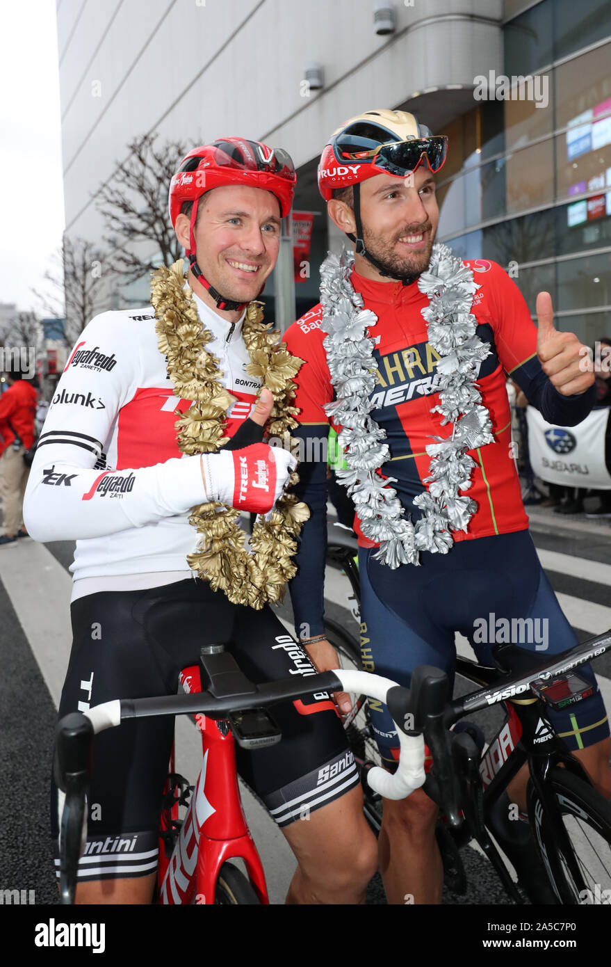Utsunomiya, Giappone. Xix oct, 2019. Ciclista belga Edward Theuns (L) di Trek Segafredo e il ciclista italiano Sonny Colbrelli (R) del Bahrain Merida sorriso alla Japan Cup criterium in Utsunomiya, a nord di Tokyo il Sabato, 19 ottobre 2019. Theuns ha vinto la gara mentre Clobrelli finito la seconda. Credito: Yoshio Tsunoda/AFLO/Alamy Live News Foto Stock