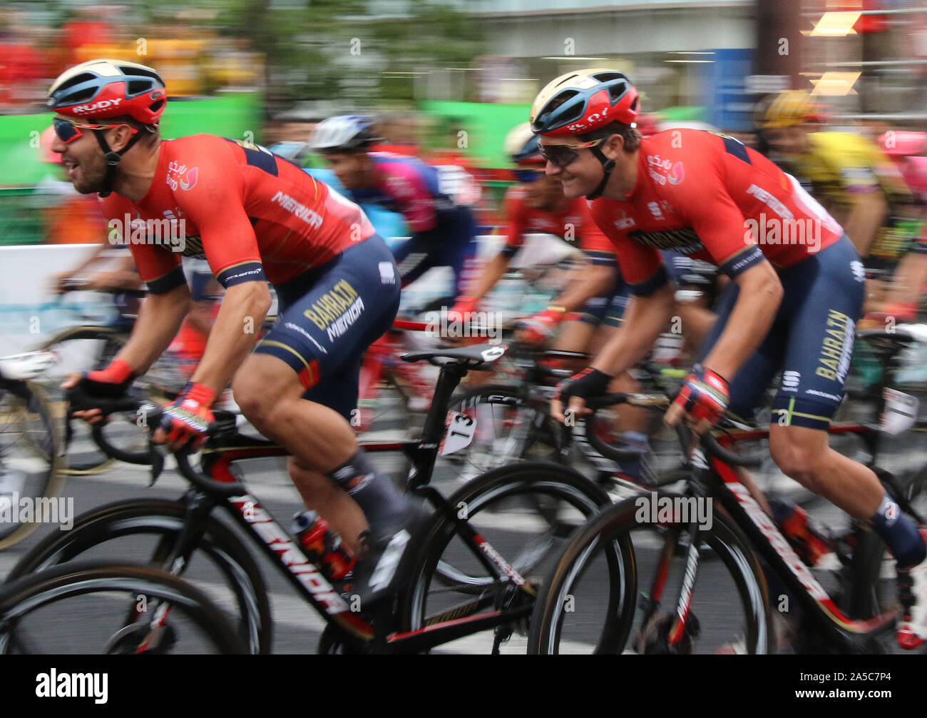Utsunomiya, Giappone. Xix oct, 2019. Ciclista italiano Sonny Colbrelli (L) del Bahrain Merida velocità alla Japan Cup criterium in Utsunomiya, a nord di Tokyo il Sabato, 19 ottobre 2019. Trek Segafredo's Edward Theuns del Belgio ha vinto la gara mentre Clobrelli finito la seconda. Credito: Yoshio Tsunoda/AFLO/Alamy Live News Foto Stock