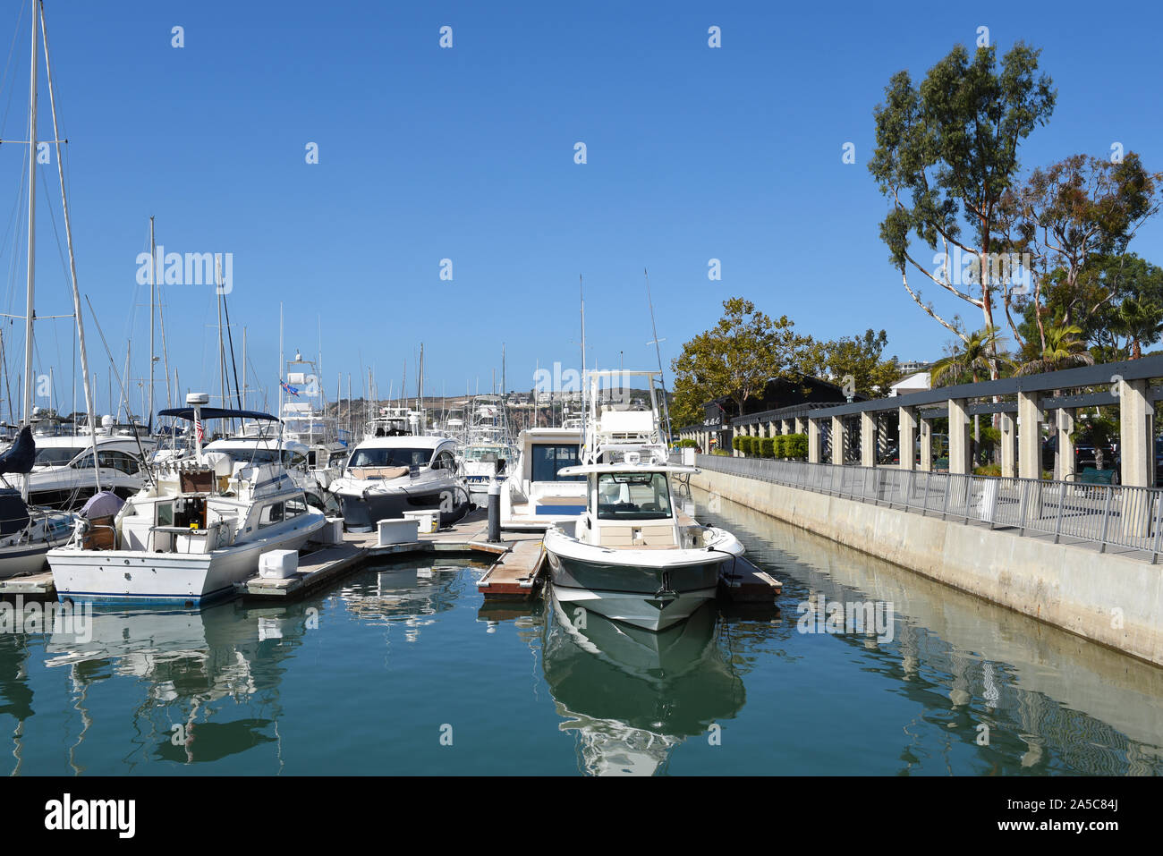 DANA POINT, CALIFORNIA - 18 OTT 2019: Barche in slitta in Dana Point Marina. Foto Stock