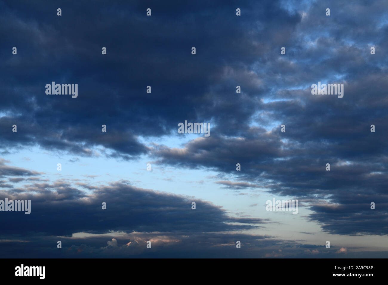 Grigio scuro, cloud, nuvole, cielo, cieli, meteo nuvoloso, meteorologia Foto Stock