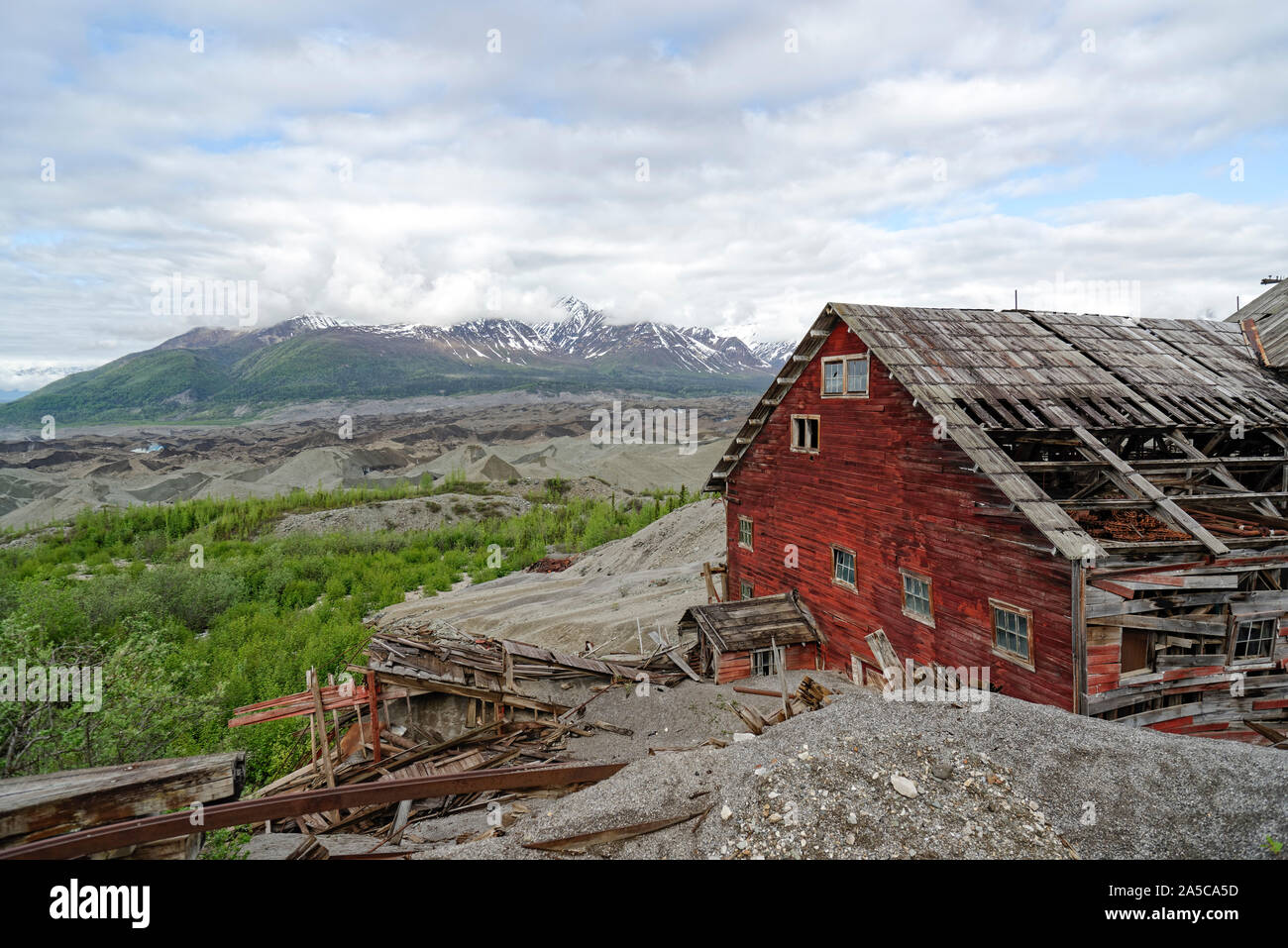 Miniere abbandonate camp Kennicott, nella radice posteriore dalle morene del ghiacciaio, Wrangell Mountains, Alaska Foto Stock