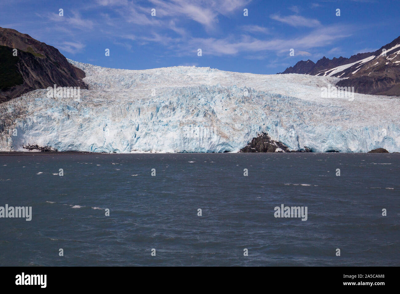 Parte del parco nazionale di Kenai Fjords, Aialik Glacier è un ghiacciaio nel Kenai Peninsula Borough of Alaska vicino a Seward. Foto Stock