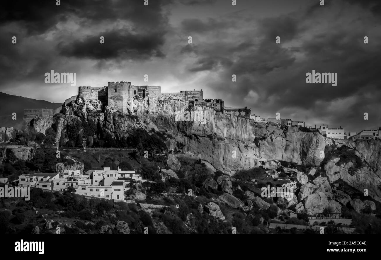 Castello di Salobreña e cittadina collinare lungo il Mar Mediterraneo in Andalusia Spagna panorama dell'antenna Foto Stock