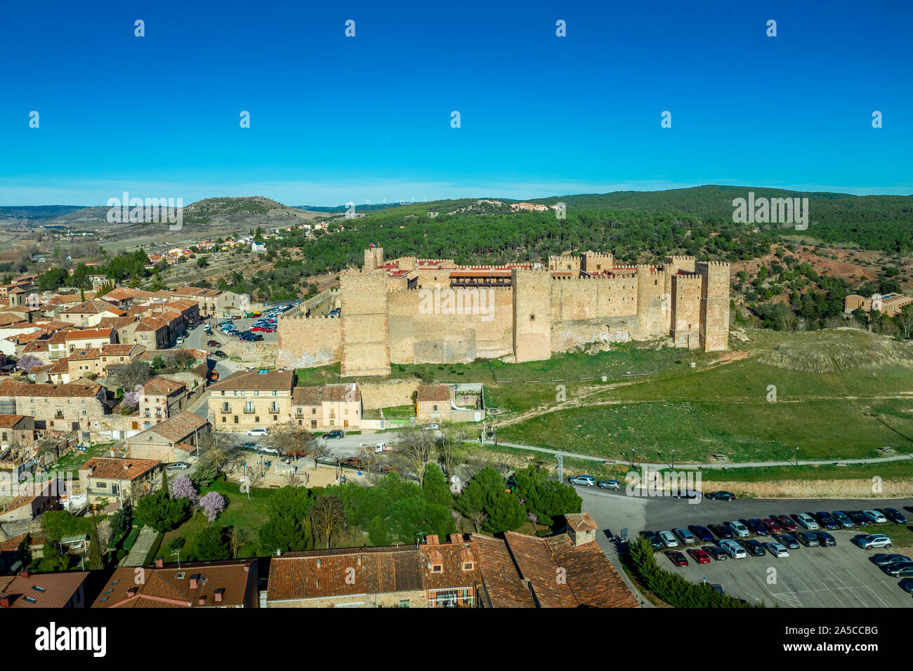 Antenna di Siguenza panorama del castello hotel parador e città con il cielo azzurro in Spagna Foto Stock