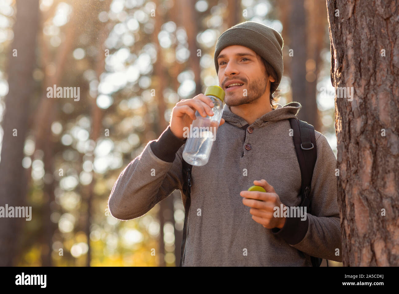 Giovani turisti con zaino acqua potabile, avente break Foto Stock