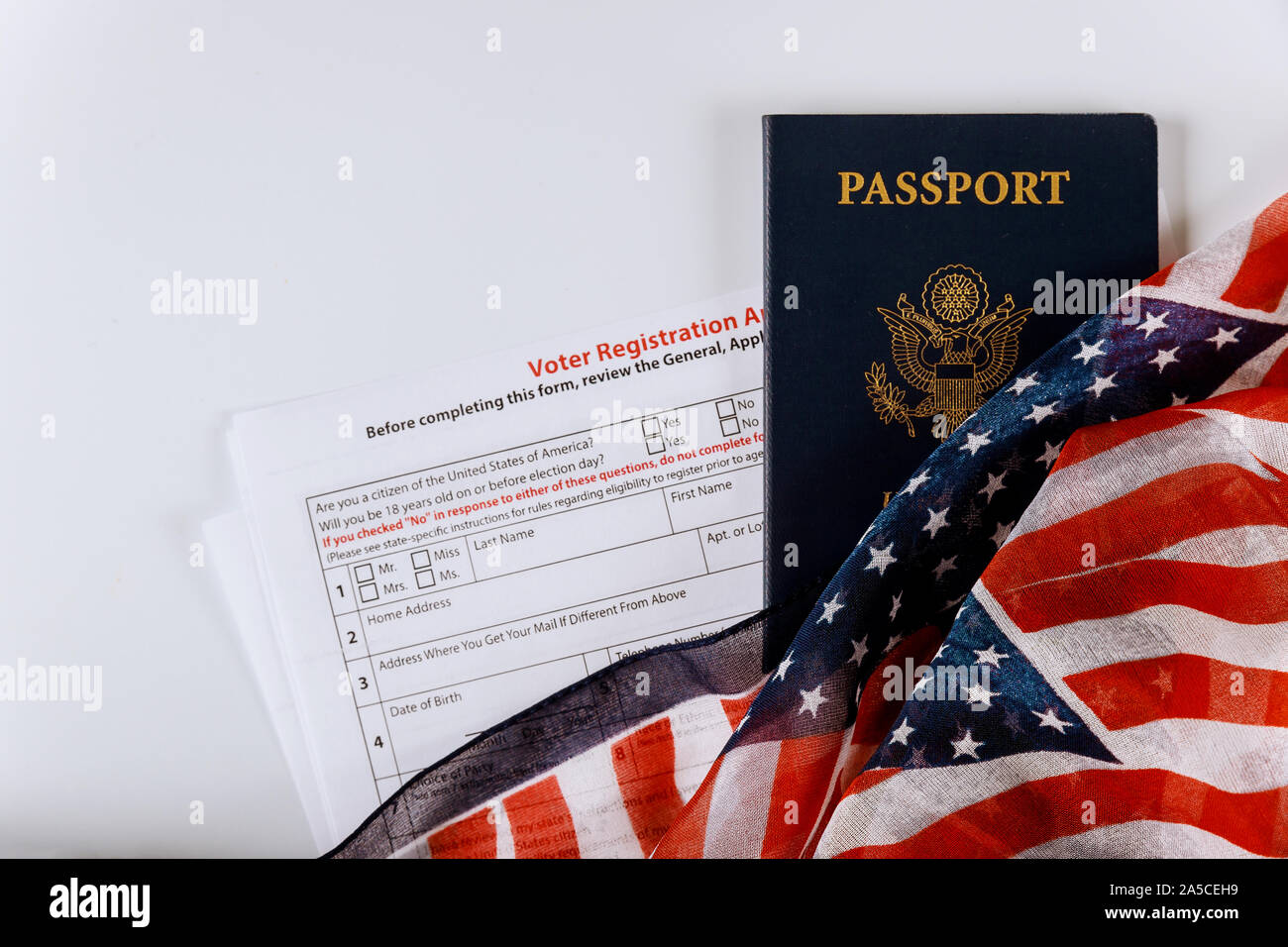 La registrazione degli elettori modulo di domanda per noi presidenziale elezione degli Stati Uniti sul passaporto della bandiera americana Foto Stock