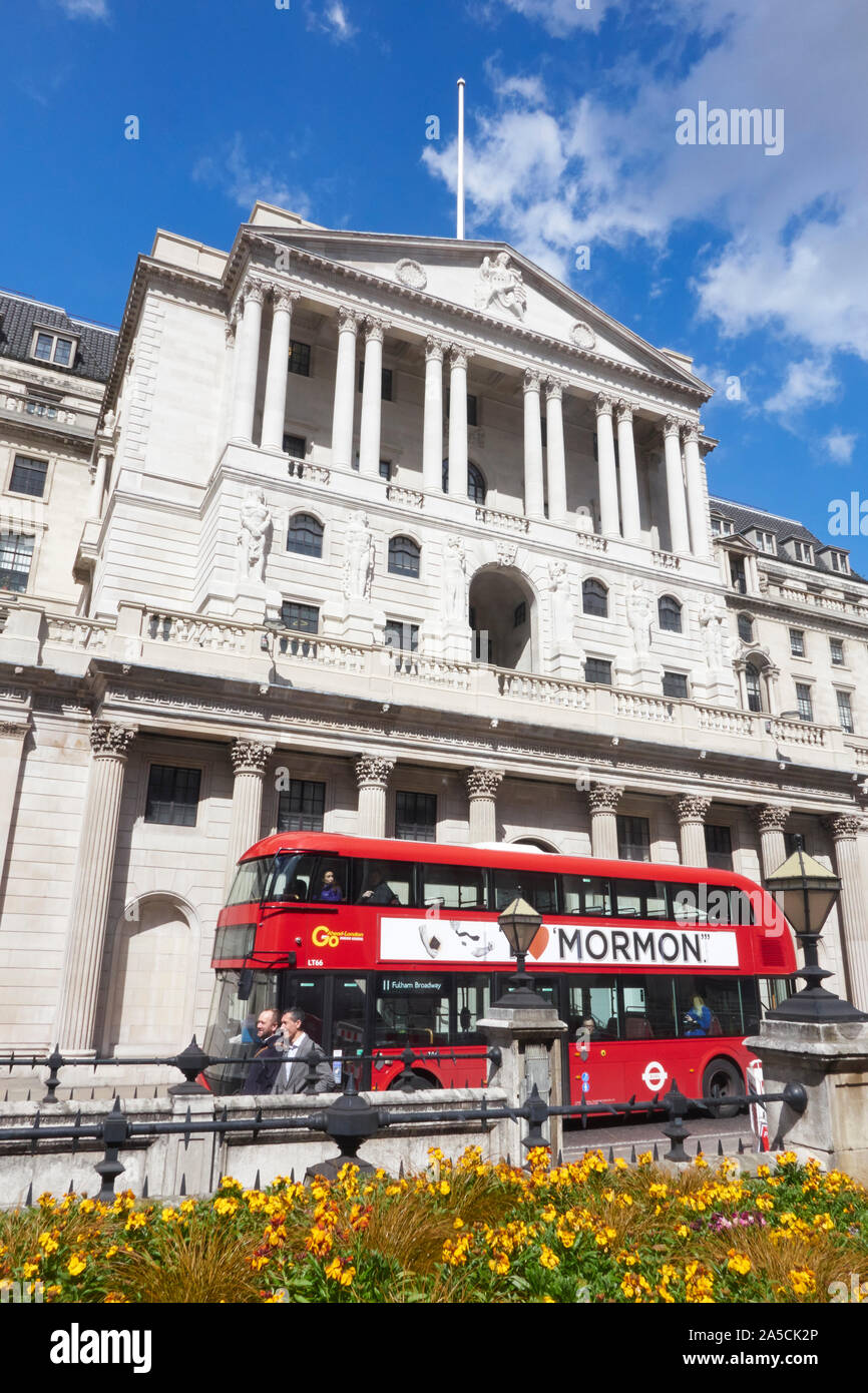 Red Bus londinese passando la Bank of England, Threadneedle Street, City of London, il Quartiere Finanziario, England, Regno Unito Foto Stock