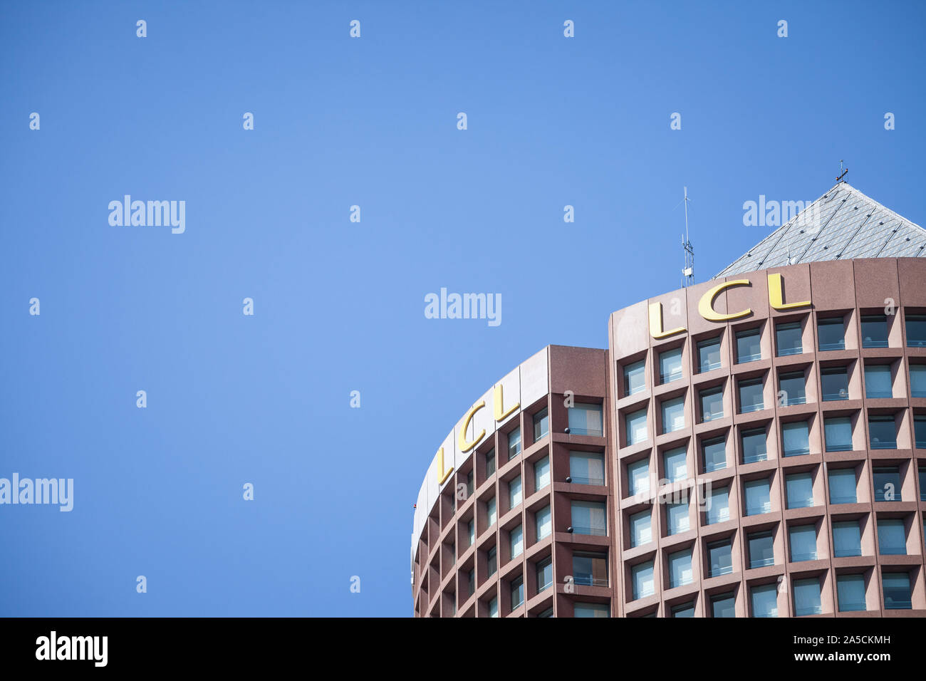 Lione, Francia - 13 luglio 2019: LCL logo nella parte anteriore del Tour Du Credit Lyonnais, chiamato anche grattacielo pastelli. LCL è una banca francese, uno dei maggior parte i Foto Stock