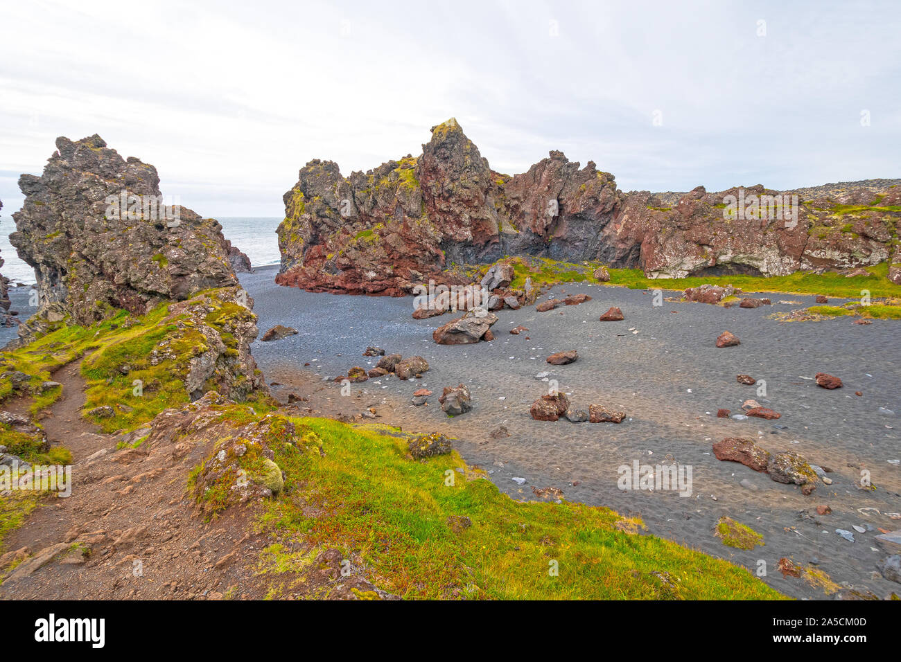 Spettacolari formazioni di lava sul telecomando Djupalonssandur beach in Islanda Foto Stock