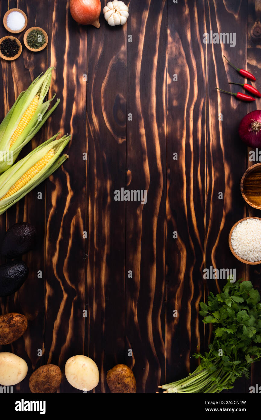 Frutta e verdura visualizzata su un tavolo di legno. Foto Stock