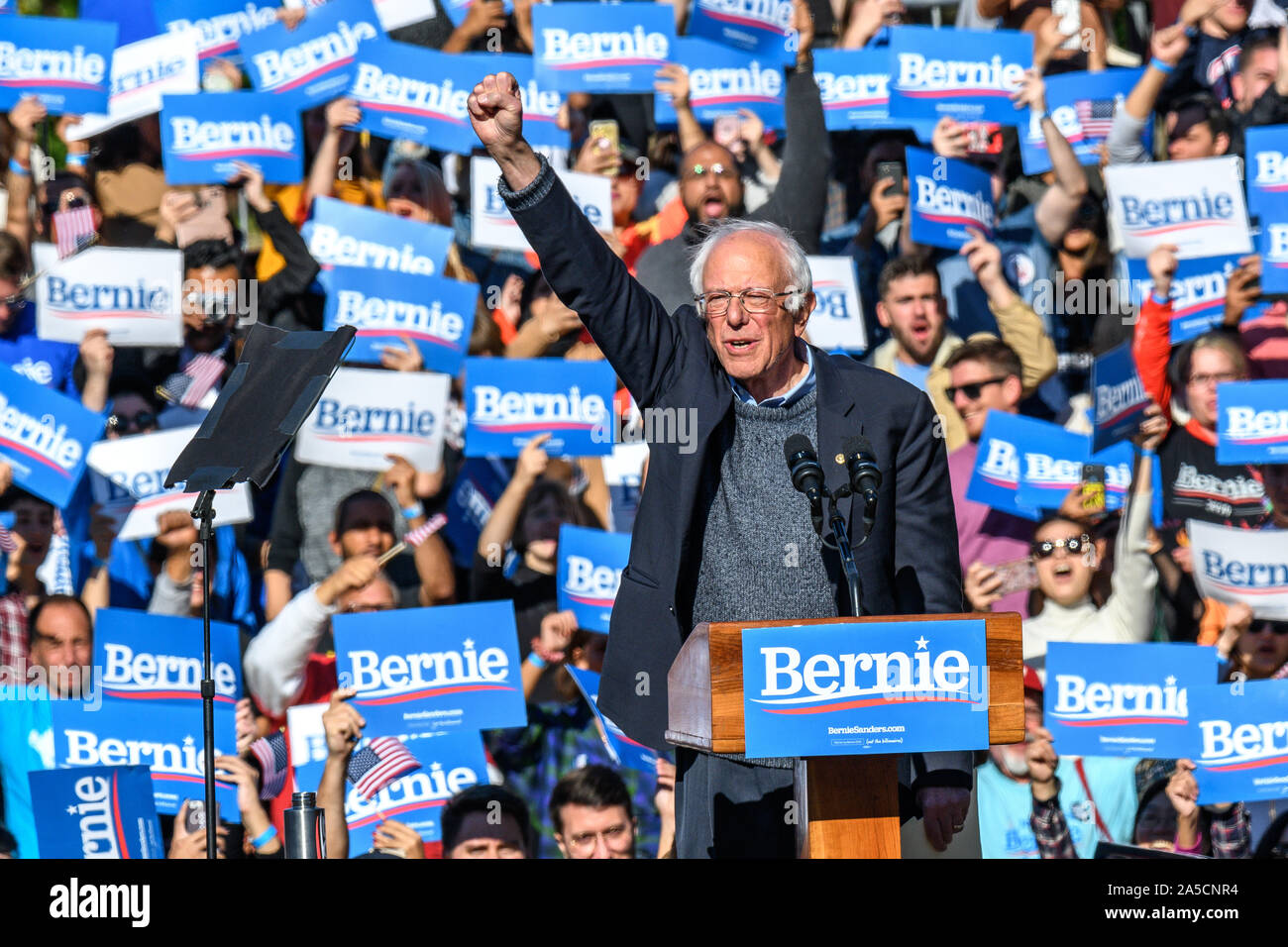 New York, Stati Uniti d'America, 19 ottobre 2019. Il senatore Bernie Sanders saluta i sostenitori all'inizio di una campagna rally nel Queens, a New York. Rappresentante Alessandria Ocasio-Cortez vistato 2020 candidato presidenziale democratico Sanders nel suo primo rally dopo aver subito un attacco di cuore. Credito: Enrique Shore/Alamy Live News Foto Stock