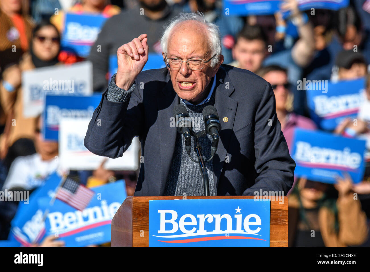 New York, Stati Uniti d'America, 19 ottobre 2019. Il senatore Bernie Sanders affronta una campagna rally nel Queens, a New York. Rappresentante Alessandria Ocasio-Cortez vistato 2020 candidato presidenziale democratico Sanders nel suo primo rally dopo aver subito un attacco di cuore. Credito: Enrique Shore/Alamy Live News Foto Stock