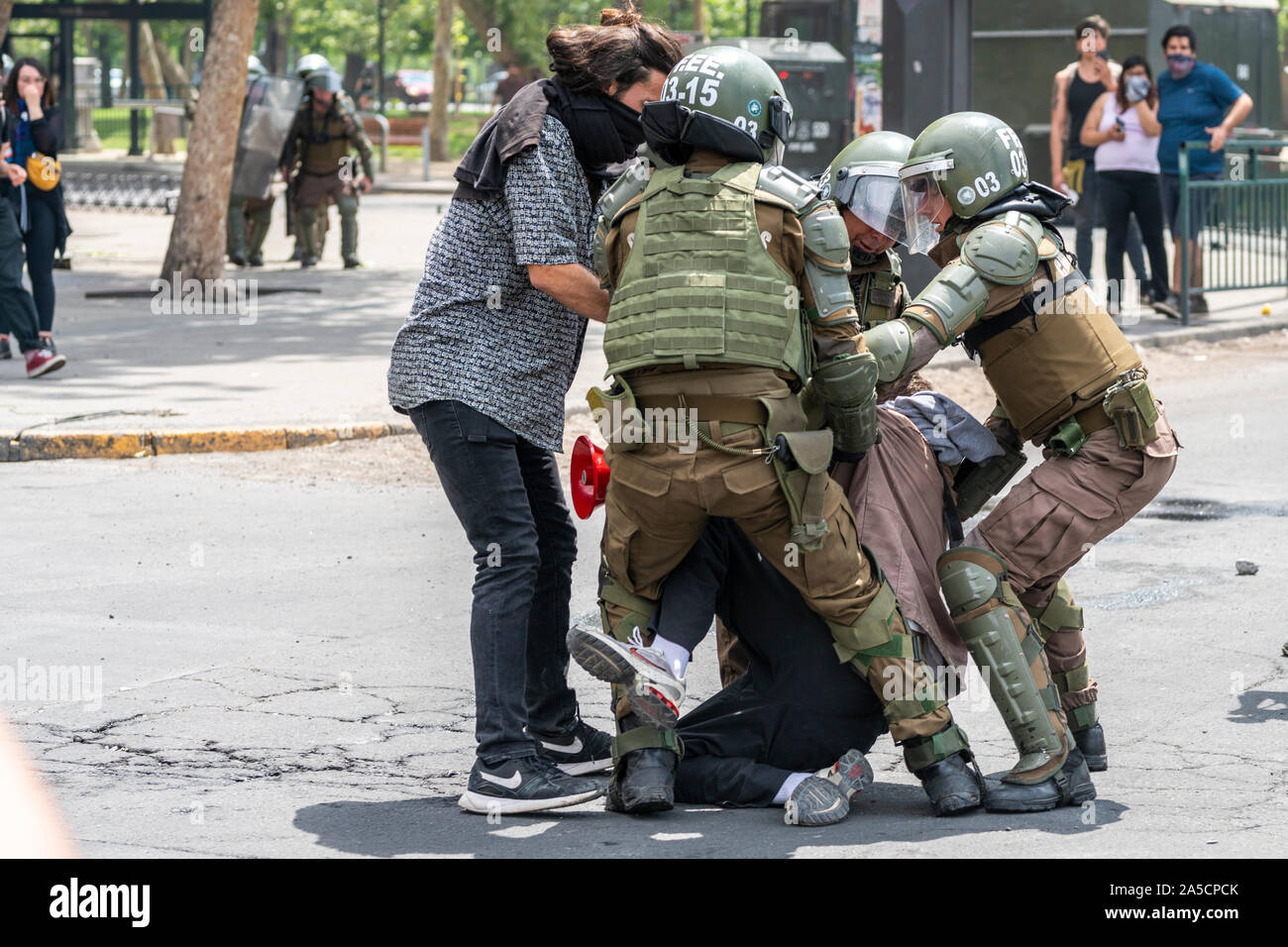 "Carabineros della polizia per l'arresto di un manifestante in Plaza Italia piazza durante i disordini. L'esercito uscì per le strade. Santiago de Cile 19/10/2019 Foto Stock