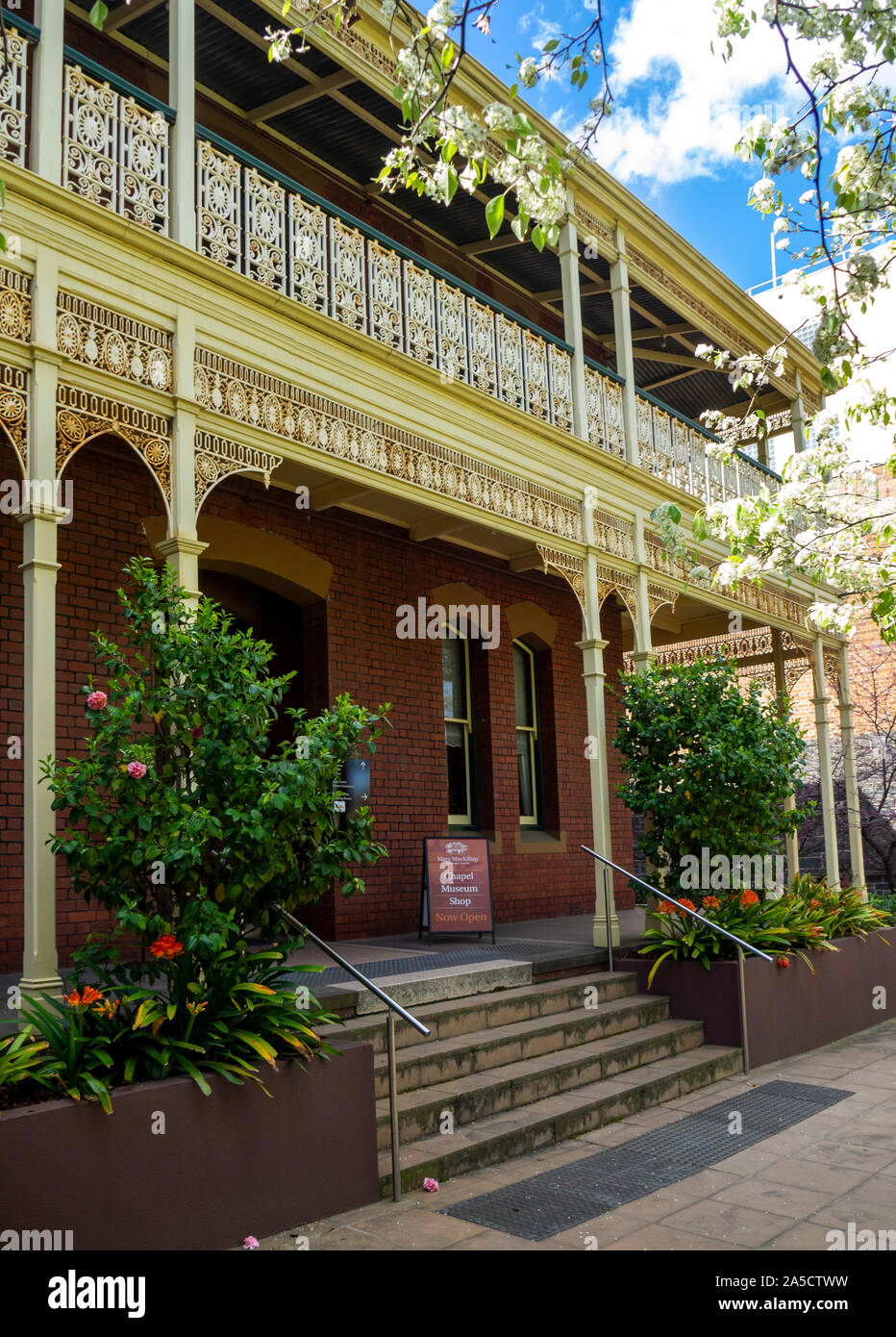 Ornati veranda anteriore di Mary MacKillop Heritage Center East Melbourne Victoria Australia. Foto Stock