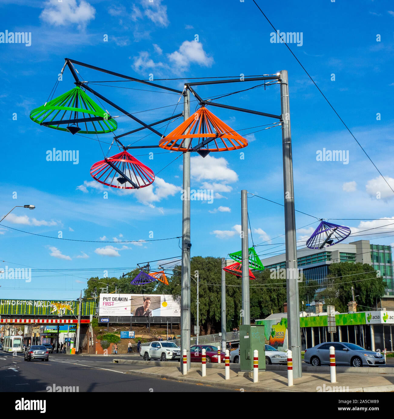 Lampioni di metallo colorato cappelli conici omaggio alla cultura vietnamita in Victoria Street Richmond Melbourne Victoria Australia. Foto Stock