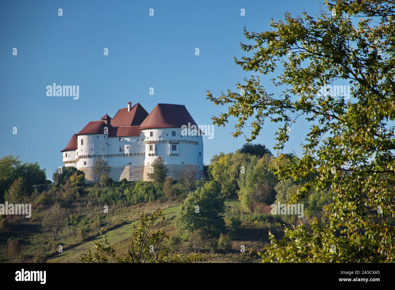 Vista panoramica di Veliki Tabor il castello sulla sommità della collina contro il cielo blu Foto Stock