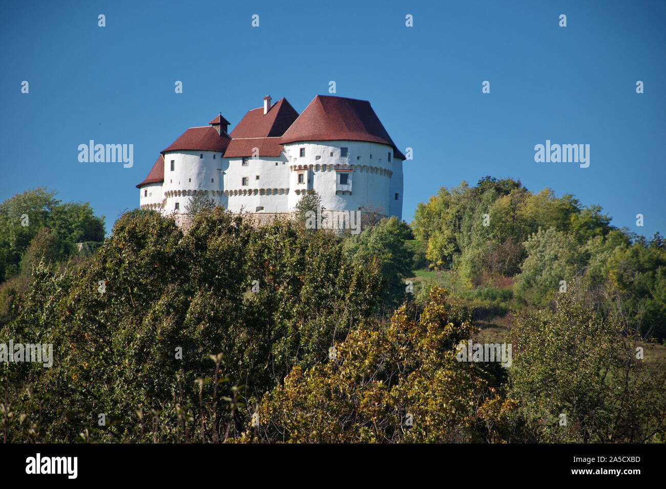 Vista panoramica di Veliki Tabor il castello sulla sommità della collina contro il cielo blu Foto Stock