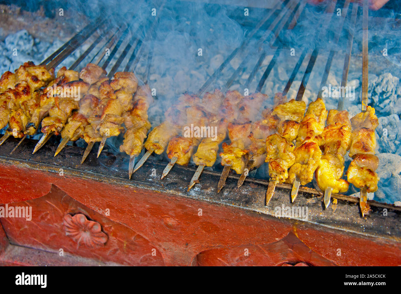 Le carni di agnello speziate sono in vendita in Silk Road, Turpan. Xinjiang Orientale, Cina. Foto Stock