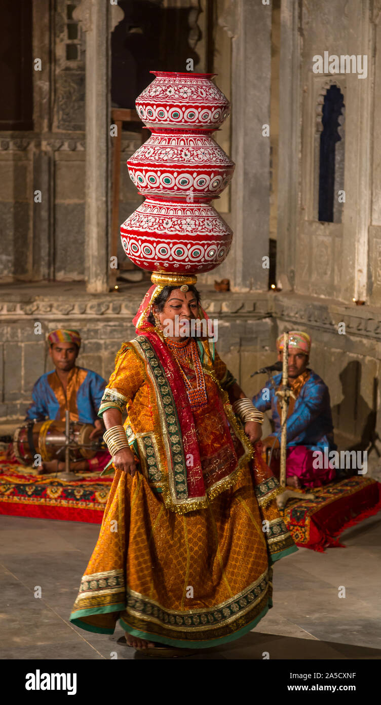 Danze di Rajasthan - prestazioni a Udaipur Foto Stock