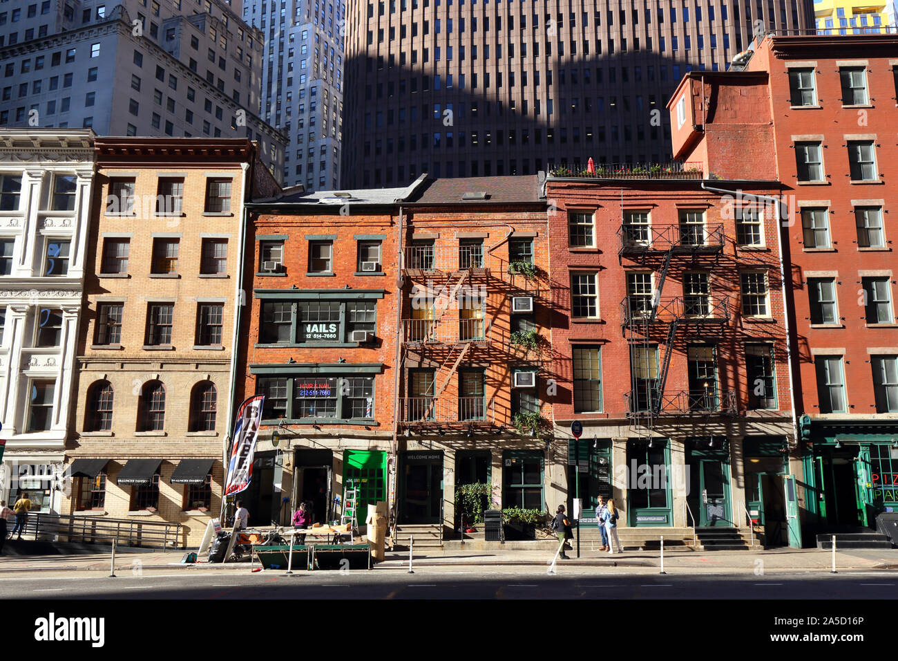 Xix secolo edifici bassi del Fraunces Tavern blocco storico quartiere del Lower Manhattan, New York City Foto Stock