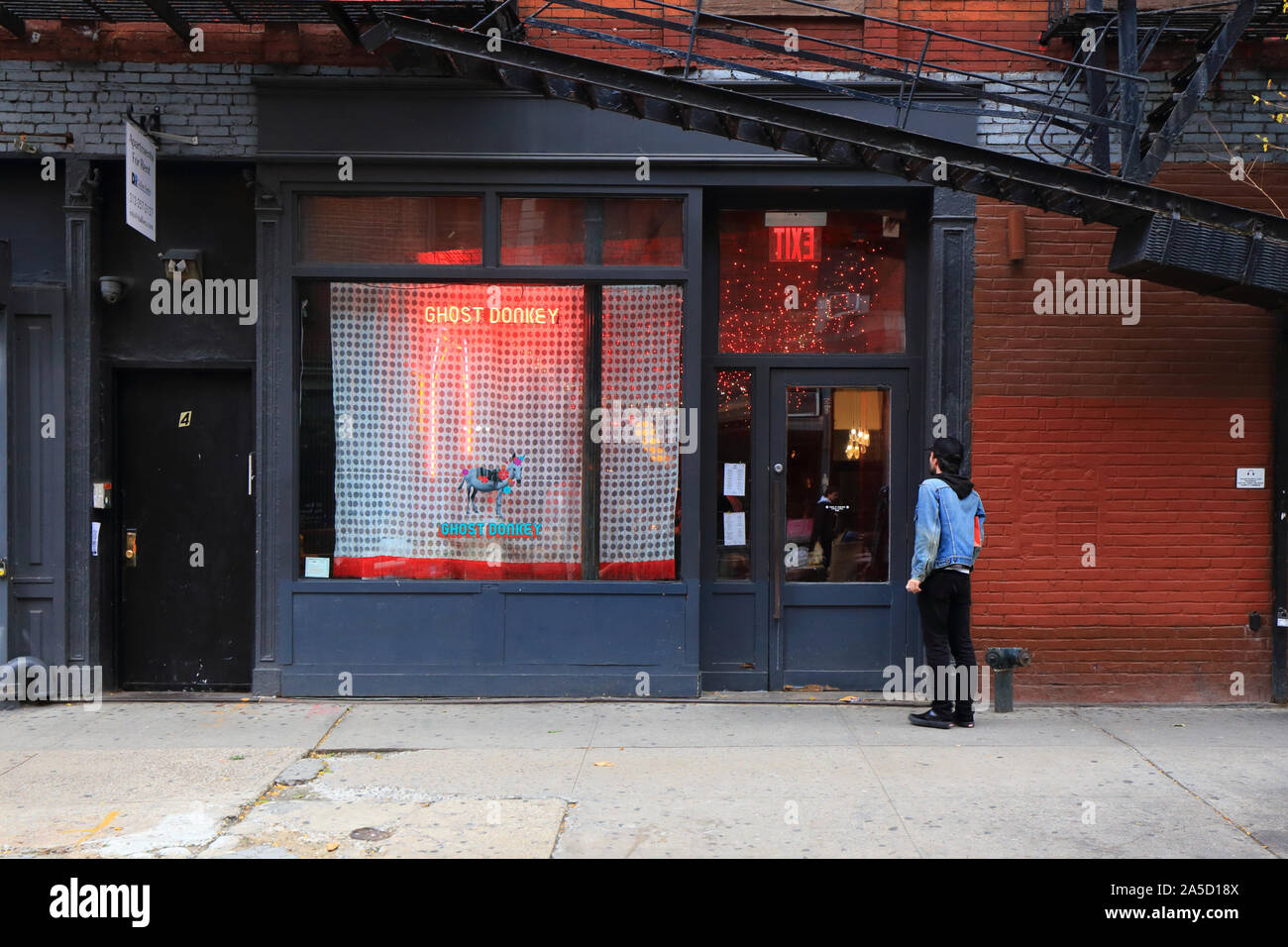 [Storefront storico] Ghost Donkey, 4 Bleecker Street, New York, NYC storefront foto di un bar nel quartiere East Village a Manhattan. Foto Stock