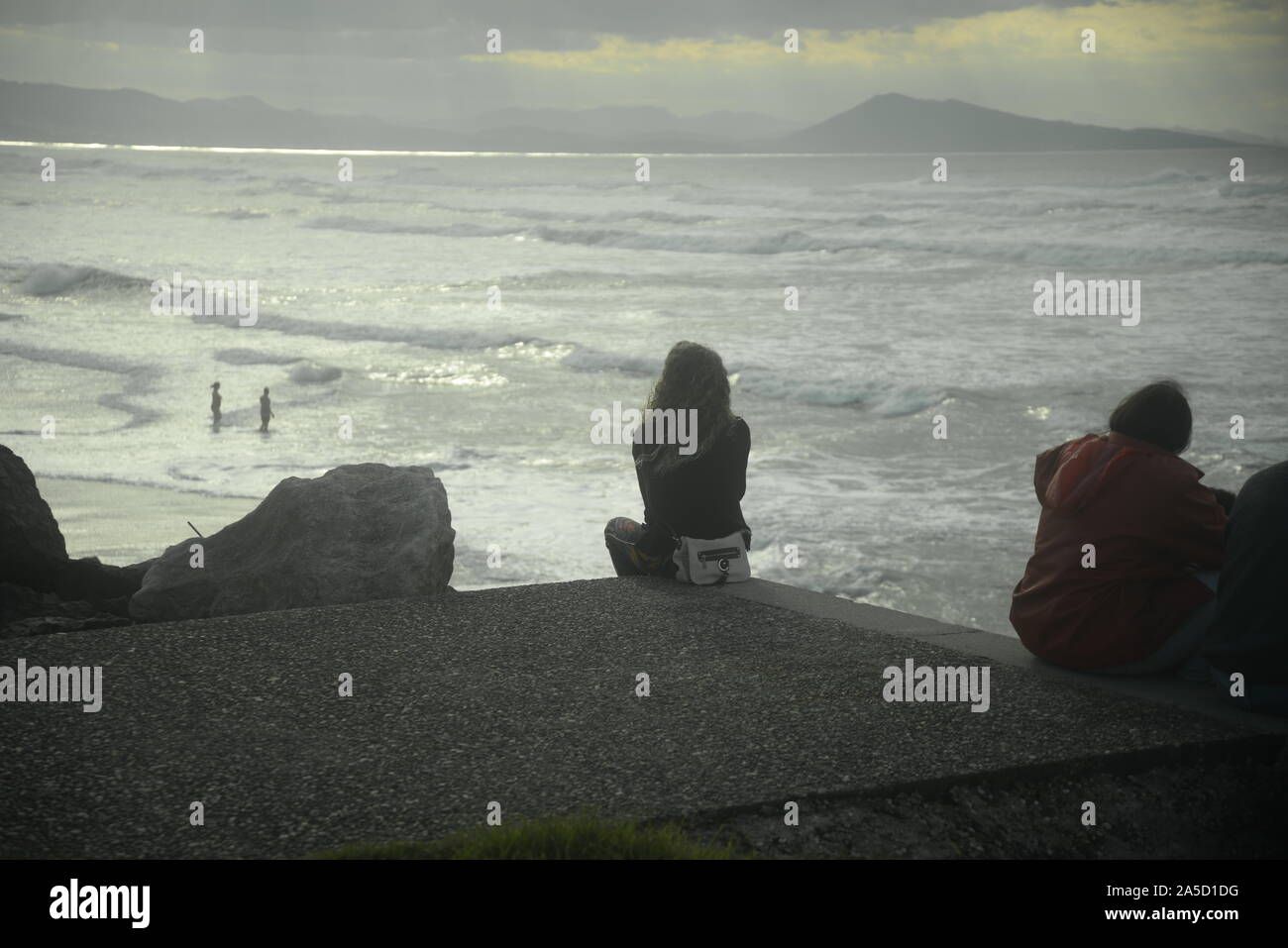 Persone che guardano al mare nel sud-ovest della Francia, pasakdek Foto Stock