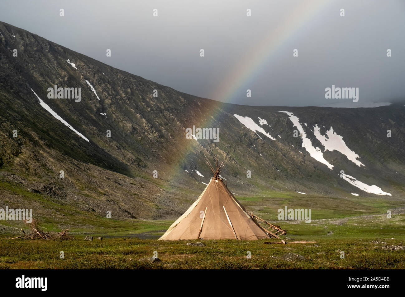 Un arcobaleno che circonda una chum sulla tundra in Siberia, Russia Foto Stock
