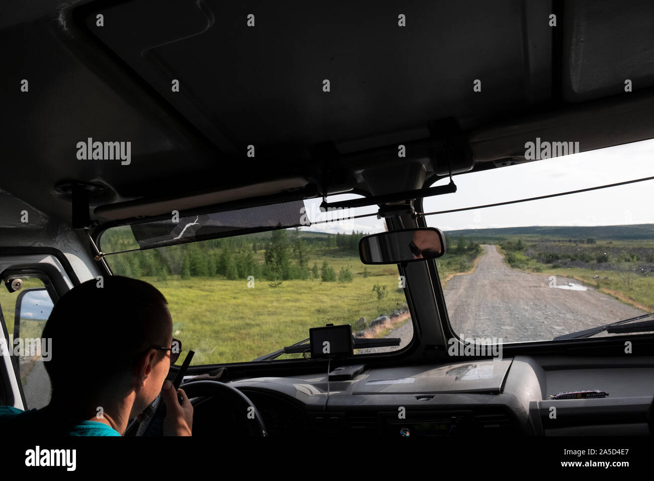 Una voce del veicolo attraverso la tundra sulla Penisola di Yamal in Siberia, Russia Foto Stock