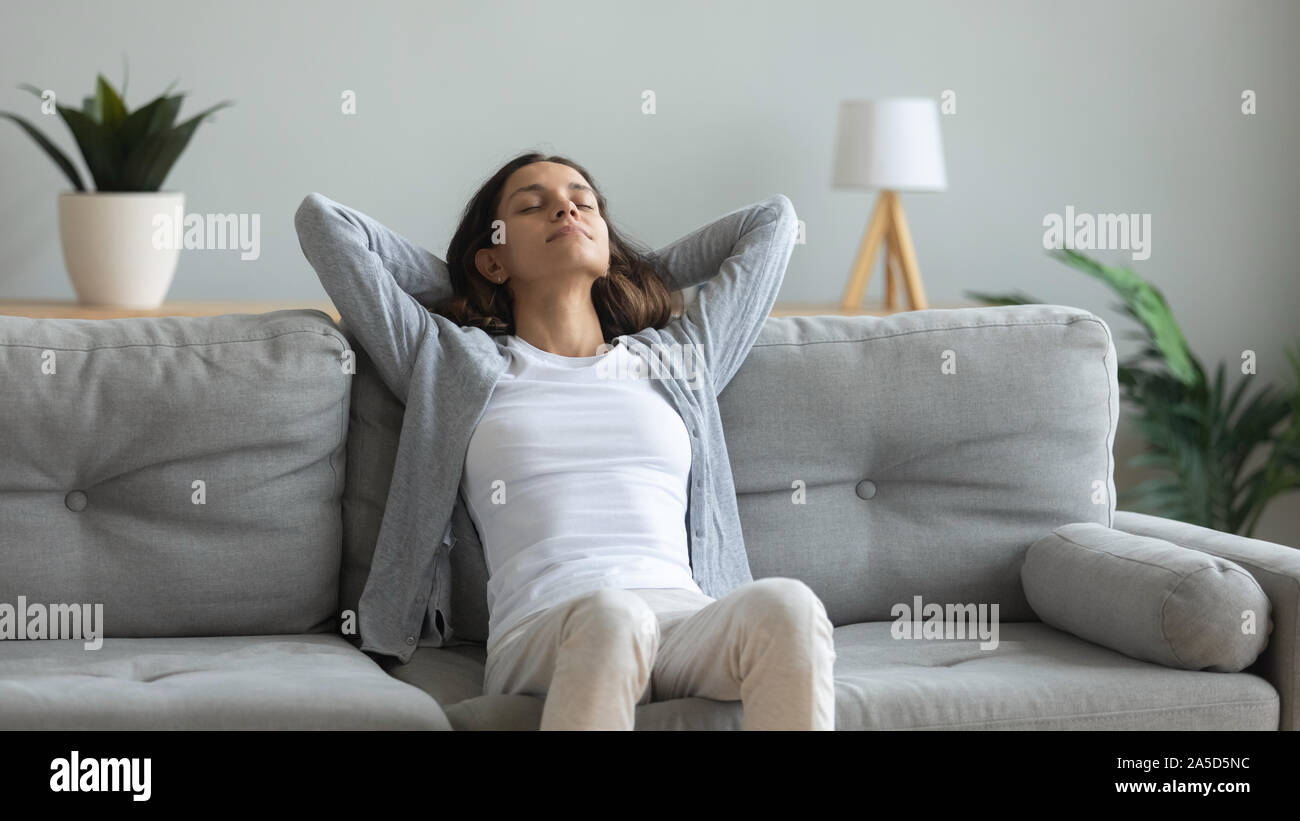 Giovani razza mista ragazza meditando a casa da solo. Foto Stock