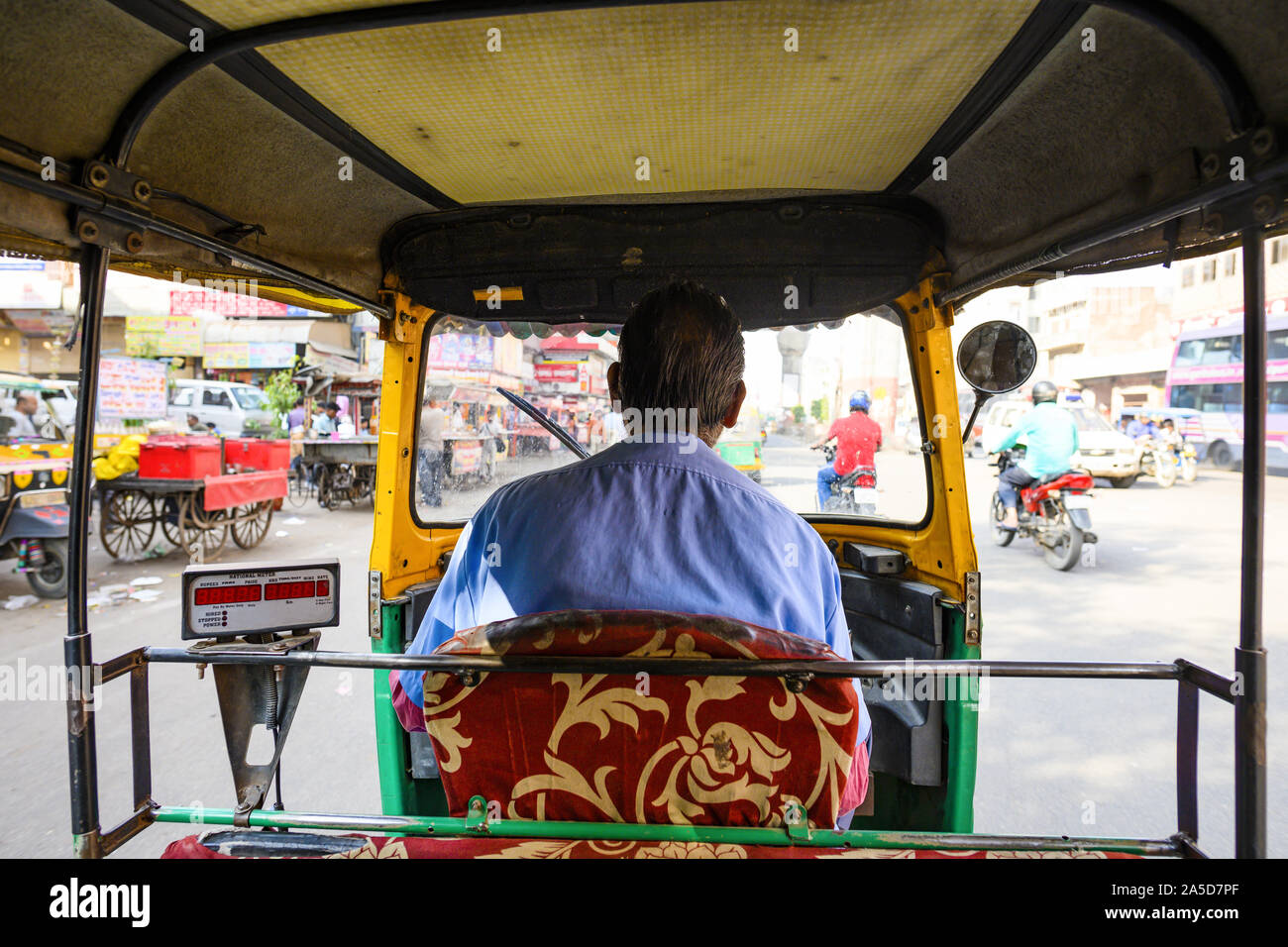 (Passeggero punto di vista) un driver non identificato è in sella alla sua auto rickshaw (noto anche come tuc tuc) attraverso le strade affollate di Jaipur Foto Stock