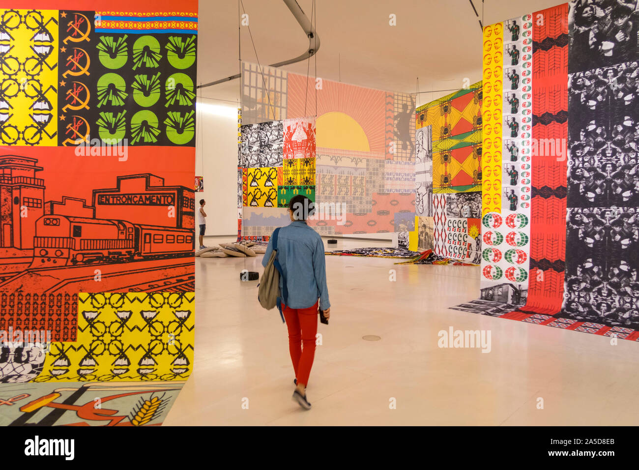 Le persone che visitano presentano all'interno del MAAT Museo di Arte Architettura e Tecnologia a Lisbona, Portogallo Foto Stock