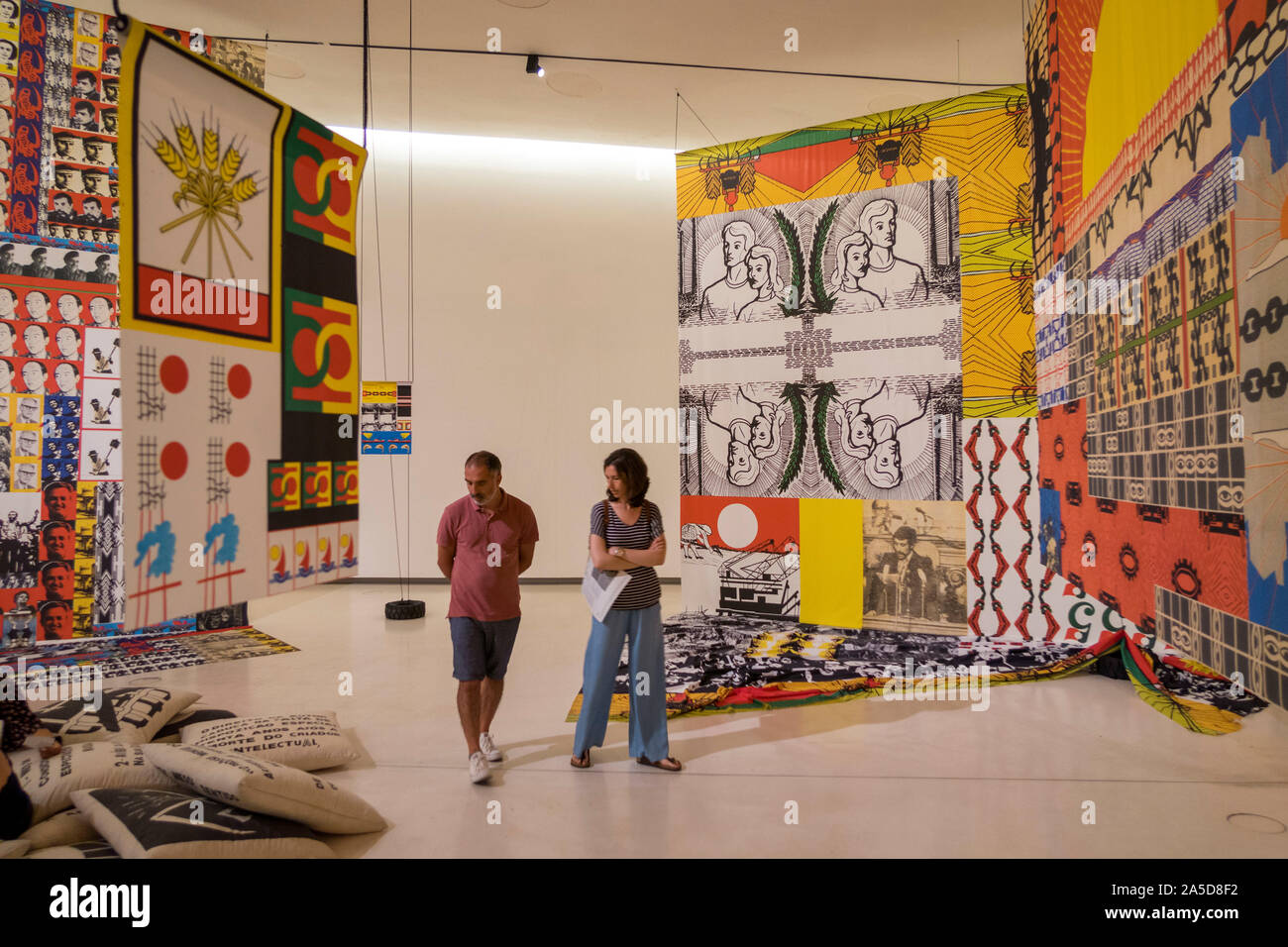 Persone ammirando arte presentano all'interno del MAAT Museo di Arte Architettura e Tecnologia a Lisbona, Portogallo Foto Stock