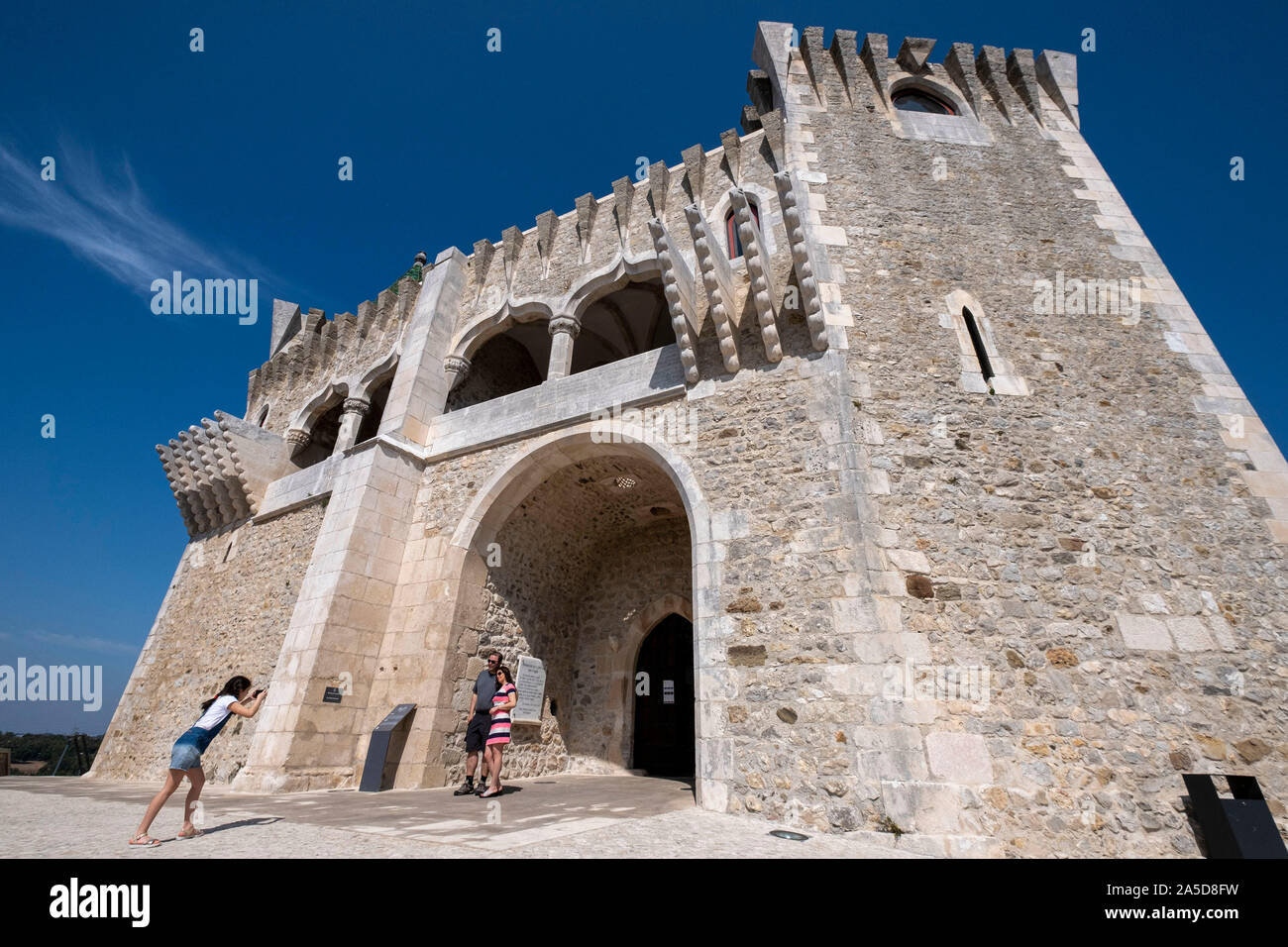 Bambino prendendo foto dei suoi genitori di fronte al castello medievale di Porto de Mós, nei pressi di Leiria, Portogallo Foto Stock