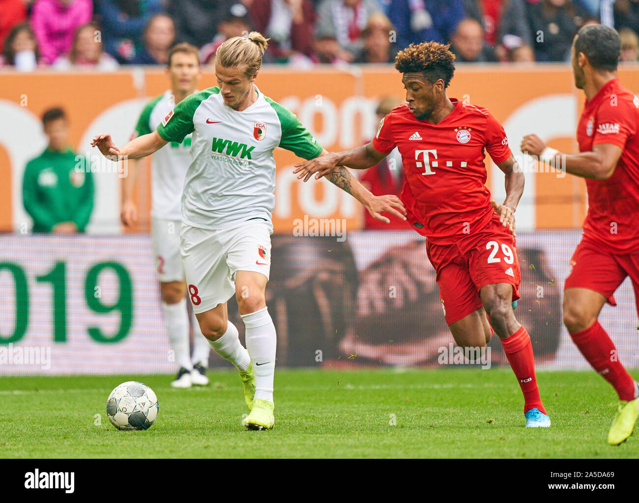 Augsburg, Germania. 19 ott 2019. Il calcio FC Augsburg - FC Bayern München, Augsburg Ottobre 19, 2019. Tin JEDVAJ, FCA 18 competere per la palla, affrontando, duello, intestazione zweikampf, azione, lotta contro Kingsley COMAN, FCB 29 FC AUGSBURG - FC Bayern Monaco 2-2 - DFL REGOLAMENTI VIETANO QUALSIASI USO DI FOTOGRAFIE come sequenze di immagini e/o quasi-VIDEO - 1.della Lega calcio tedesca , Augsburg, 19 ottobre 2019 la stagione 2019/2020, giornata 08, FCA, FCB, © Peter Schatz / Alamy Live News Foto Stock