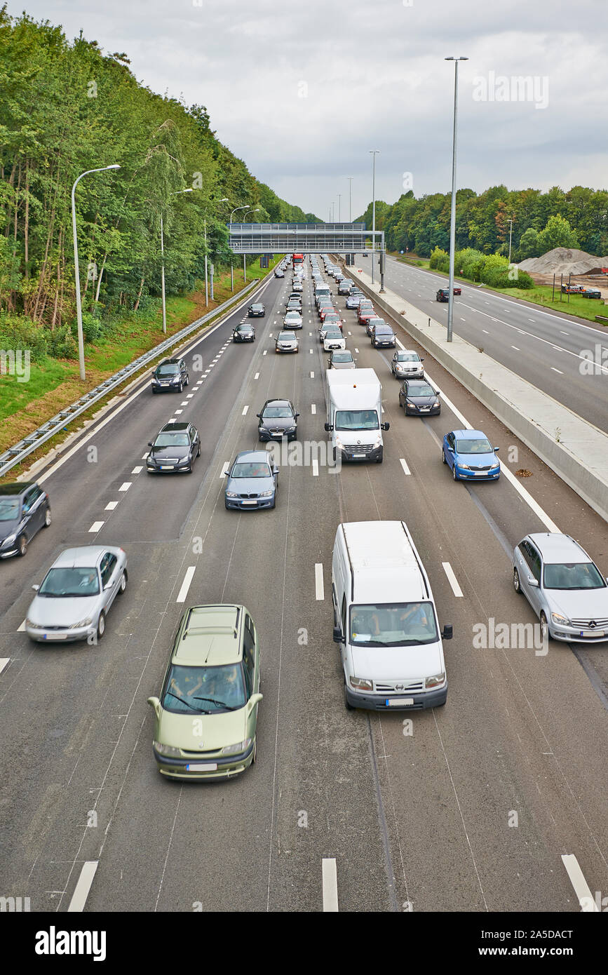 Bertem, Belgio - 12 Agosto 2014 : illustrazione immagine mostra un sacco di auto rimasto incastrato in Bertem quadrifoglio, sull'autostrada E40, come lavori in agosto 2014 Foto Stock