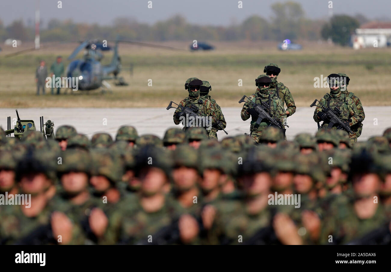 A Belgrado, in Serbia. Xix oct, 2019. Il militare serbo mostra 'libertà 2019' è tenuto presso l'aeroporto militare Batajnica di Belgrado, in Serbia, Ottobre 19, 2019. L'esercitazione militare è stato commemora il settantacinquesimo anniversario della liberazione della capitale serba dal Nazi occupazione tedesca. Credito: Predrag Milosavljevic/Xinhua/Alamy Live News Foto Stock