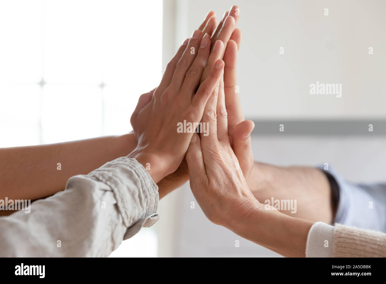 Team aziendale le mani unite insieme, vista ravvicinata Foto Stock