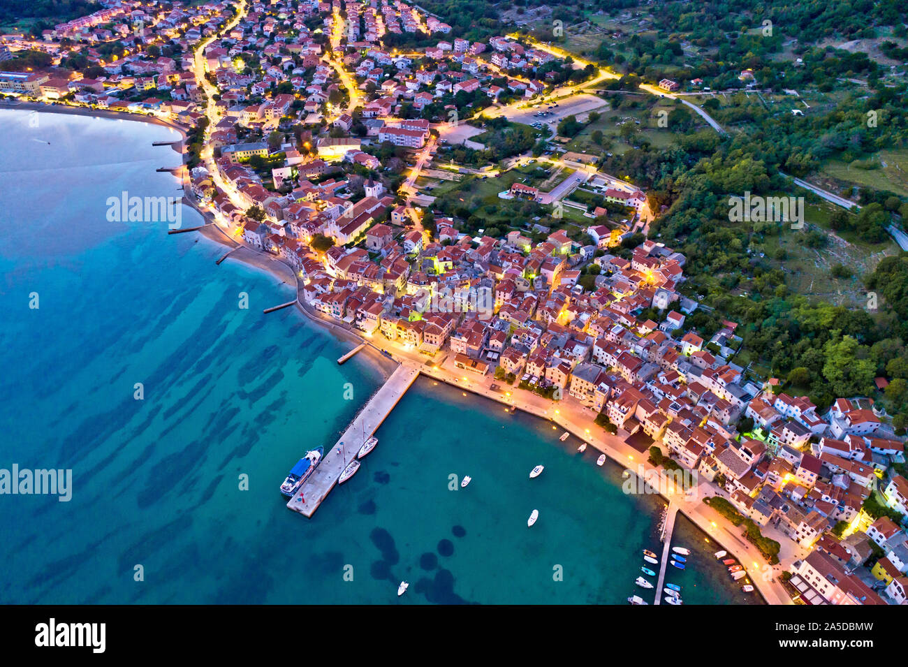 Baska. Antenna vista serale della città di Baska costa e dal porto. Isola di Krk in Croazia. Foto Stock