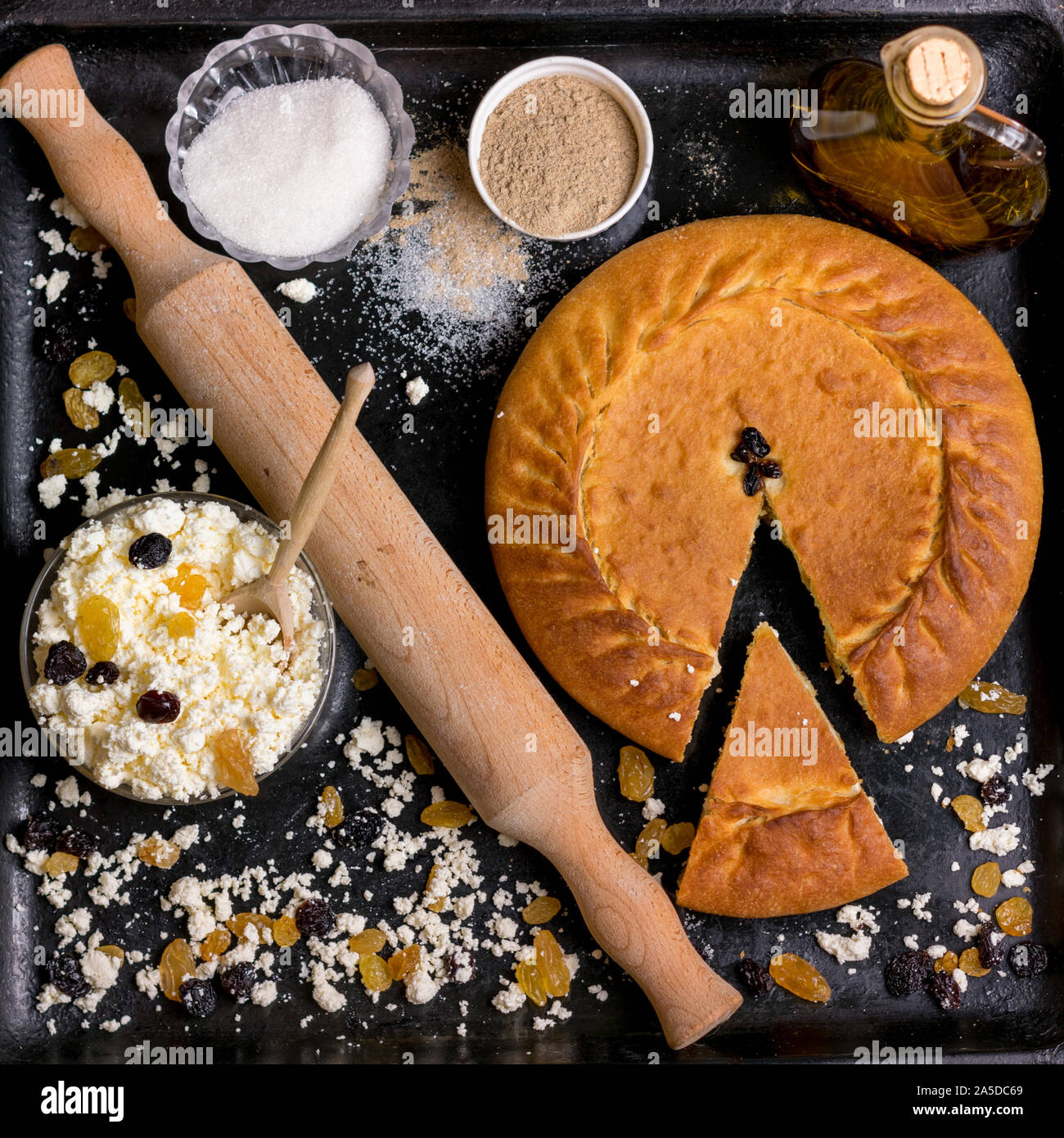 Autentica torta tartara su un foglio nero con ingredienti vista da sopra Foto Stock